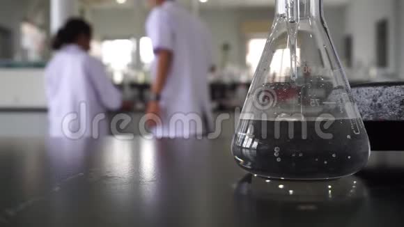 化学实验室研究质量控制中的玻璃器皿视频的预览图