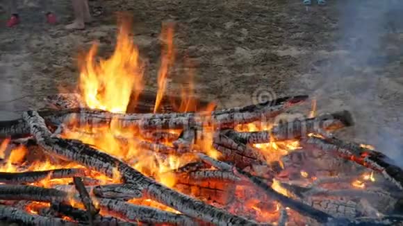 在斯拉夫人庆祝伊万娜库帕拉时小女孩在火灾中跳过火仪式试验中的篝火视频的预览图