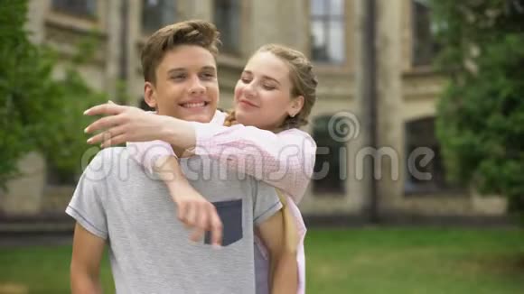 女朋友拥抱青少年男友爱关系情感视频的预览图