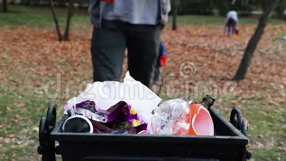 一个人清理公共公园里的垃圾爱护环境爱护环境的理念秋季公园视频的预览图