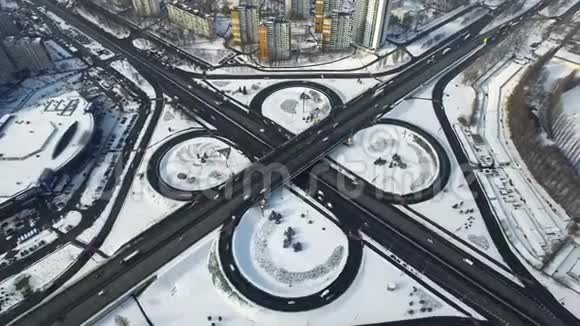 冬季汽车交通高速公路立交桥高速公路交汇处的航空汽车视频的预览图