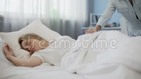 妈妈早上想叫醒十几岁的女儿懒女孩继续睡觉视频的预览图
