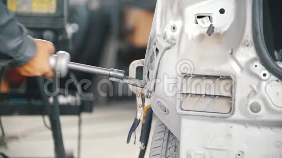 机械师用脉冲电烙铁修理汽车部件视频的预览图
