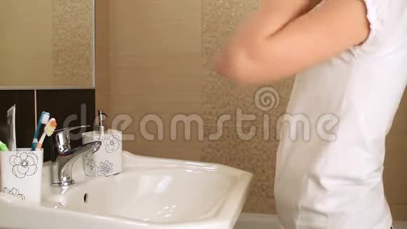 年轻女孩洗脸视频的预览图