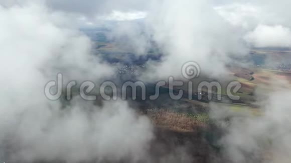 从德国大自然的云层拍摄的空中镜头绿色的田野4k视频的预览图