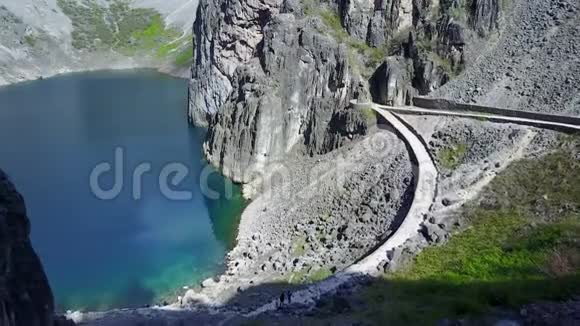 飞越克罗地亚的蓝色湖泊视频的预览图