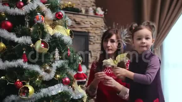 母女俩装饰圣诞树视频的预览图
