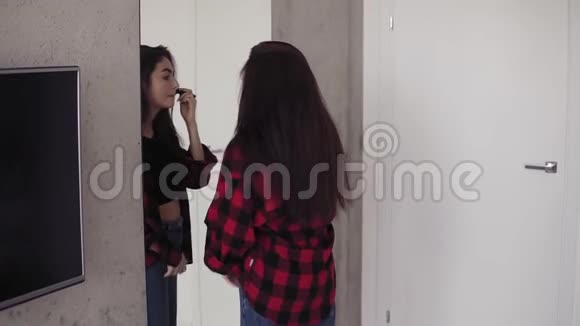 20的迷人女孩喜欢独自在家在镜子前用化妆刷唱歌视频的预览图