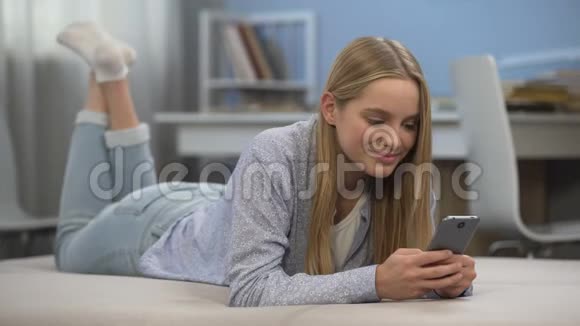 快乐女孩在社交网络上给朋友打短信十几岁的初恋视频的预览图