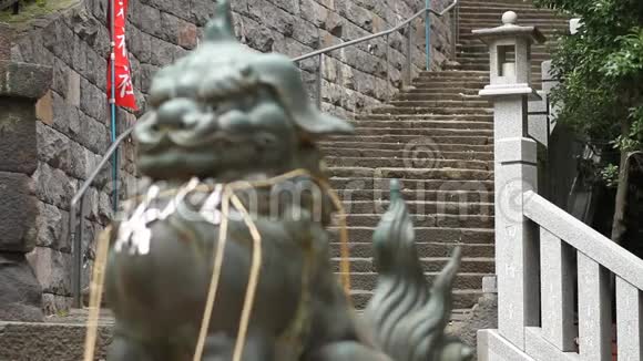 东京阿塔哥神社的雕像守护犬特写视频的预览图