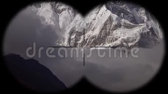 尼泊尔喜马拉雅山脉中的雪山峰顶是通过望远镜看到的徒步旅行登山和视频的预览图