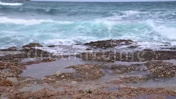 海滩上的岩石激起的海浪4K视频的预览图