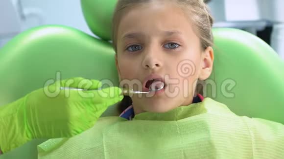 儿童牙科医生用口腔镜检查牙齿常规牙科检查视频的预览图