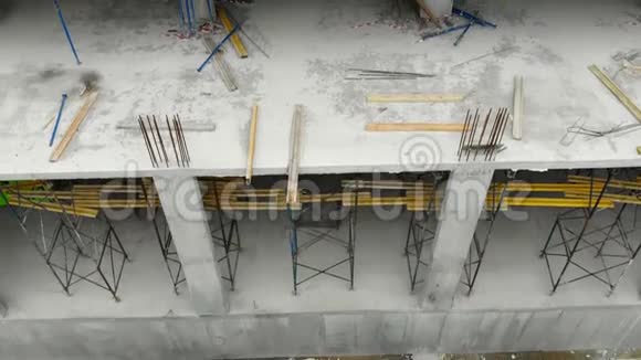 建筑施工过程中的航拍工人准备一个平台浇筑顶板上的水泥视频的预览图