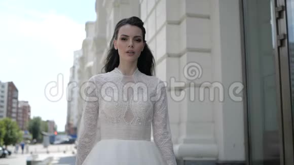 一位黑发女子站在婚纱上视频的预览图