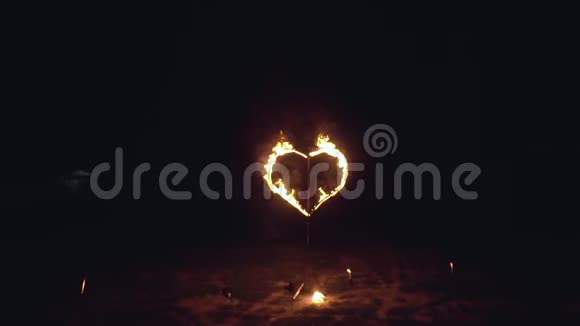 燃烧着炽热的心浪漫的爱情在火中上演视频的预览图