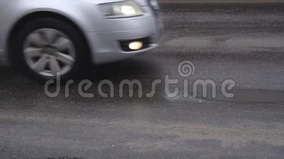 汽车用试剂在肮脏潮湿的沥青上行驶慢动作视频的预览图