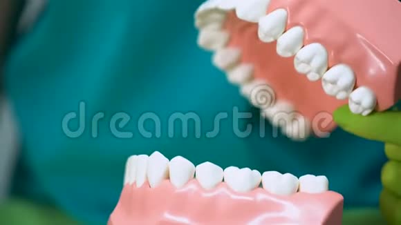 牙科医生用牙套和牙刷教病人正确清洁牙齿视频的预览图