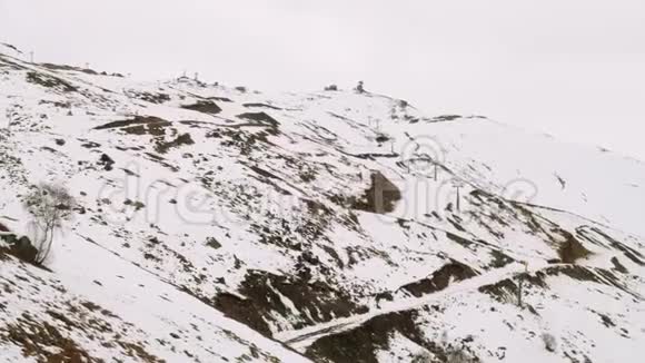 无雪的开心果观景图寻找滑雪和滑雪季节的开始视频的预览图