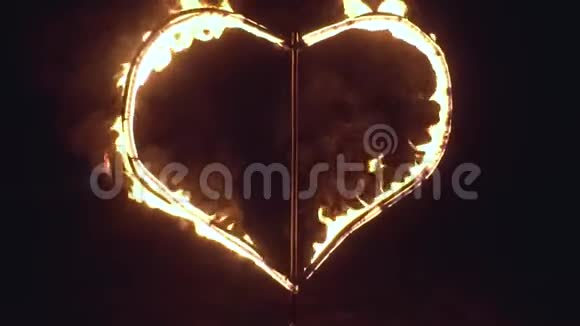 燃烧着炽热的心爱在火中展现视频的预览图