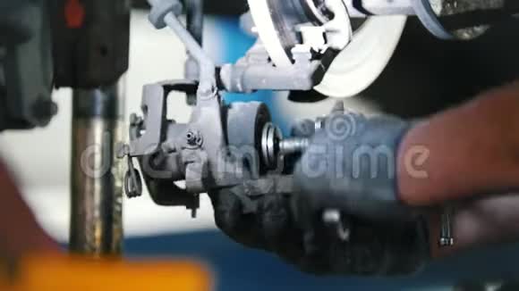 机械修理和扭转汽车发动机阀门部件详细射击视频的预览图