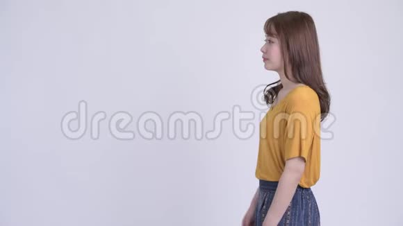 幸福年轻美丽的亚洲女子双臂微笑侧影视频的预览图