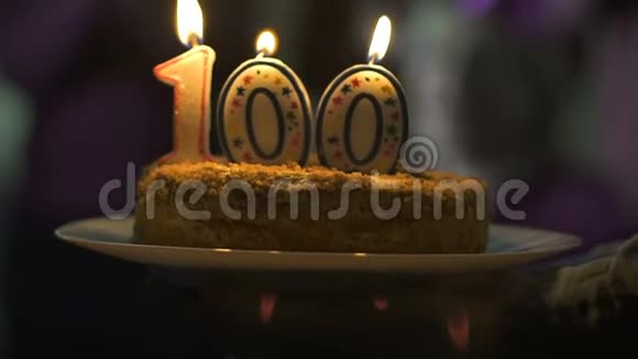 朋友送生日蛋糕微笑老年妇女100周年庆典视频的预览图