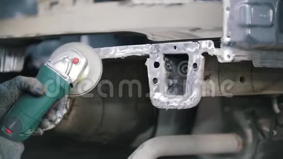 机械师用磨床把汽车零件磨成手套视频的预览图