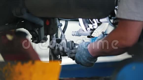 机械修理和扭转汽车发动机阀门部件视频的预览图