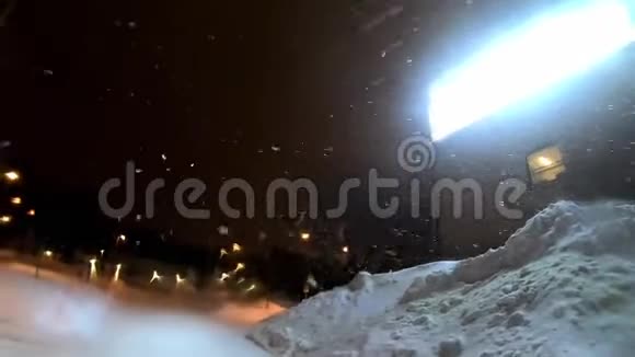 从黑暗的天空拍摄的4k片雪景背景光线充足视频的预览图