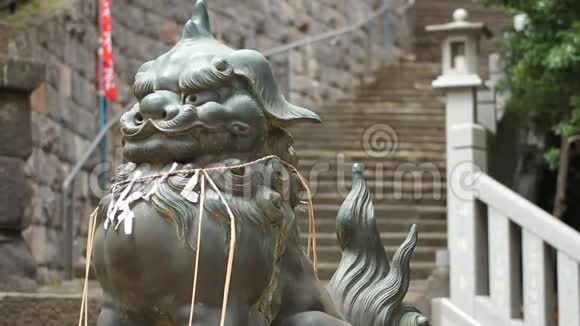 东京阿塔哥神社的雕像守护犬特写视频的预览图