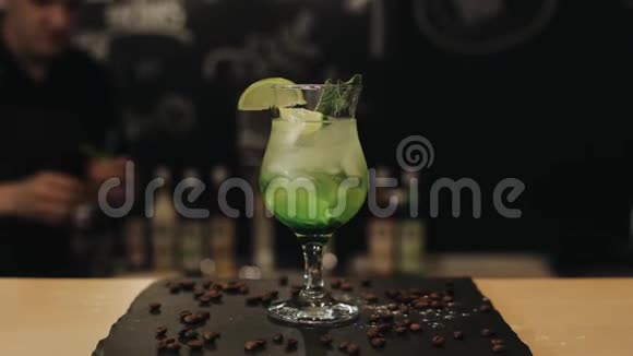 在莫吉托鸡尾酒里放绿色吸管视频的预览图
