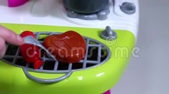 肉排和香肠烤在玩具塑料烤架上视频的预览图