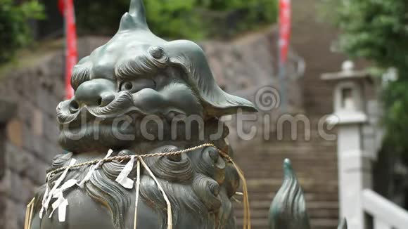 东京阿塔哥神社的雕像守护犬特写视频的预览图