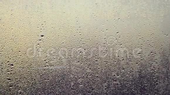 雨水滴在窗户玻璃上视频的预览图