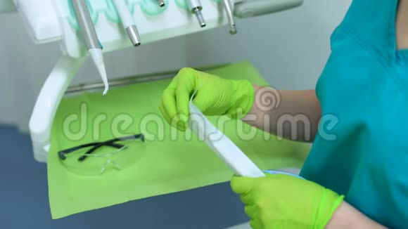 助理拆包无菌牙科工具卫生信任专业服务视频的预览图