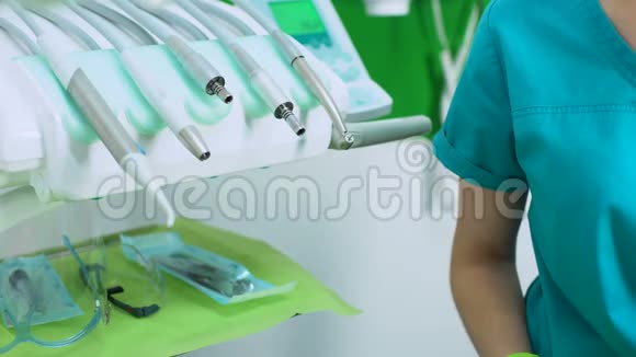 口腔医生使用牙钻治疗病人牙齿现代设备视频的预览图