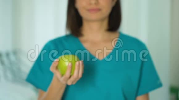 提供绿色苹果健康生活方式饮食理念牙科护理的女医生视频的预览图