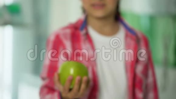 抱着绿苹果的快乐孩子天然免疫食品保健理念视频的预览图