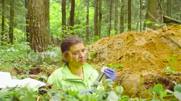 女生态学家清洁工具视频的预览图