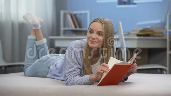 少女读书梦想浪漫爱情想象英雄视频的预览图