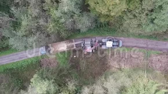 一辆卡车装载区内装有木工铲斗的空中推土机视频的预览图