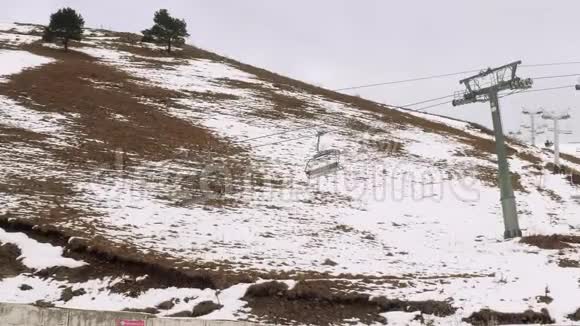在斜坡上方的山上进行功能提升无雪坡视频的预览图
