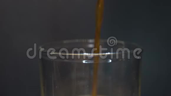 美味的手工制作的粗壮波特或黑啤酒被倒入玻璃杯视频的预览图