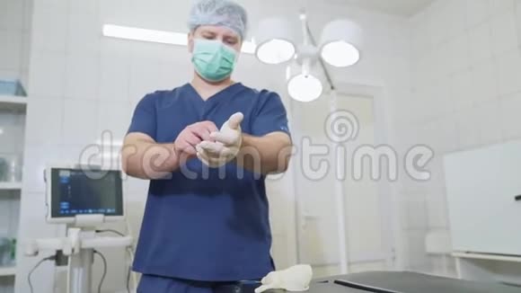 成年医生穿着职业服装脸上戴着口罩戴着医用手套无菌手套戴在一个视频的预览图
