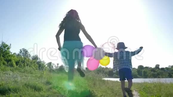 玩球的快乐孩子在湖边玩得开心在大自然中跳跃视频的预览图