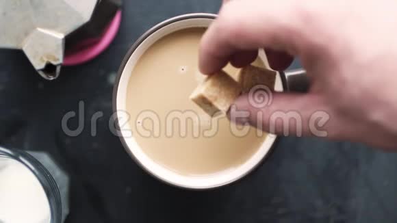 糖倒在咖啡里视频的预览图