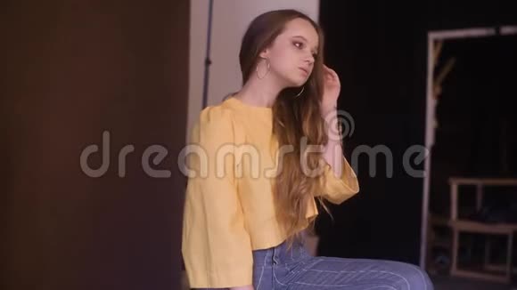摄影师拍摄可爱的时尚模特长着棕色长发在工作室漂亮的女模特视频的预览图