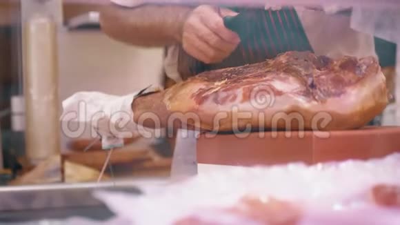 未知男子切割贾蒙腿著名的西班牙特产在美卡多中央或中央市场西班牙巴伦西亚视频的预览图