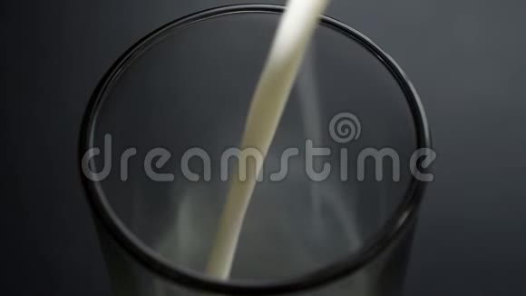 在黑色背景上倒一杯牛奶视频的预览图